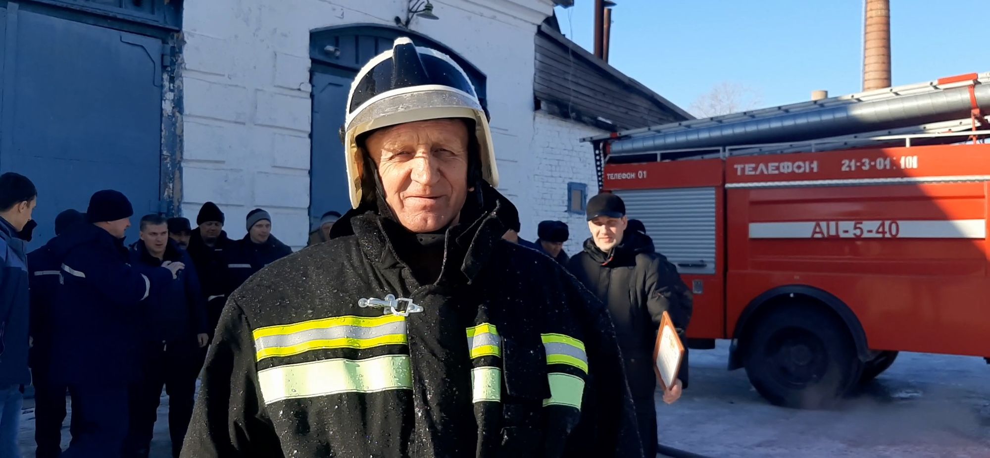 Ветерана-пожарного облили водой из брандспойтов и проводили на пенсию в ...