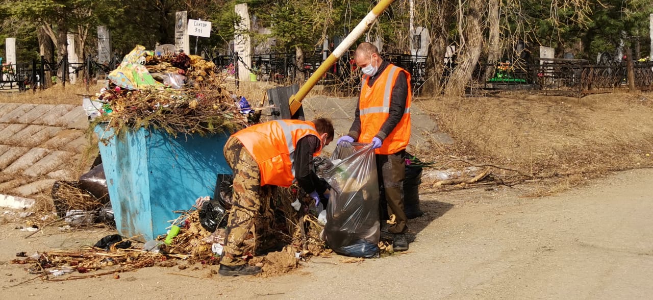 Кладбище Биробиджан городское. Уборка на кладбище сотрудники.