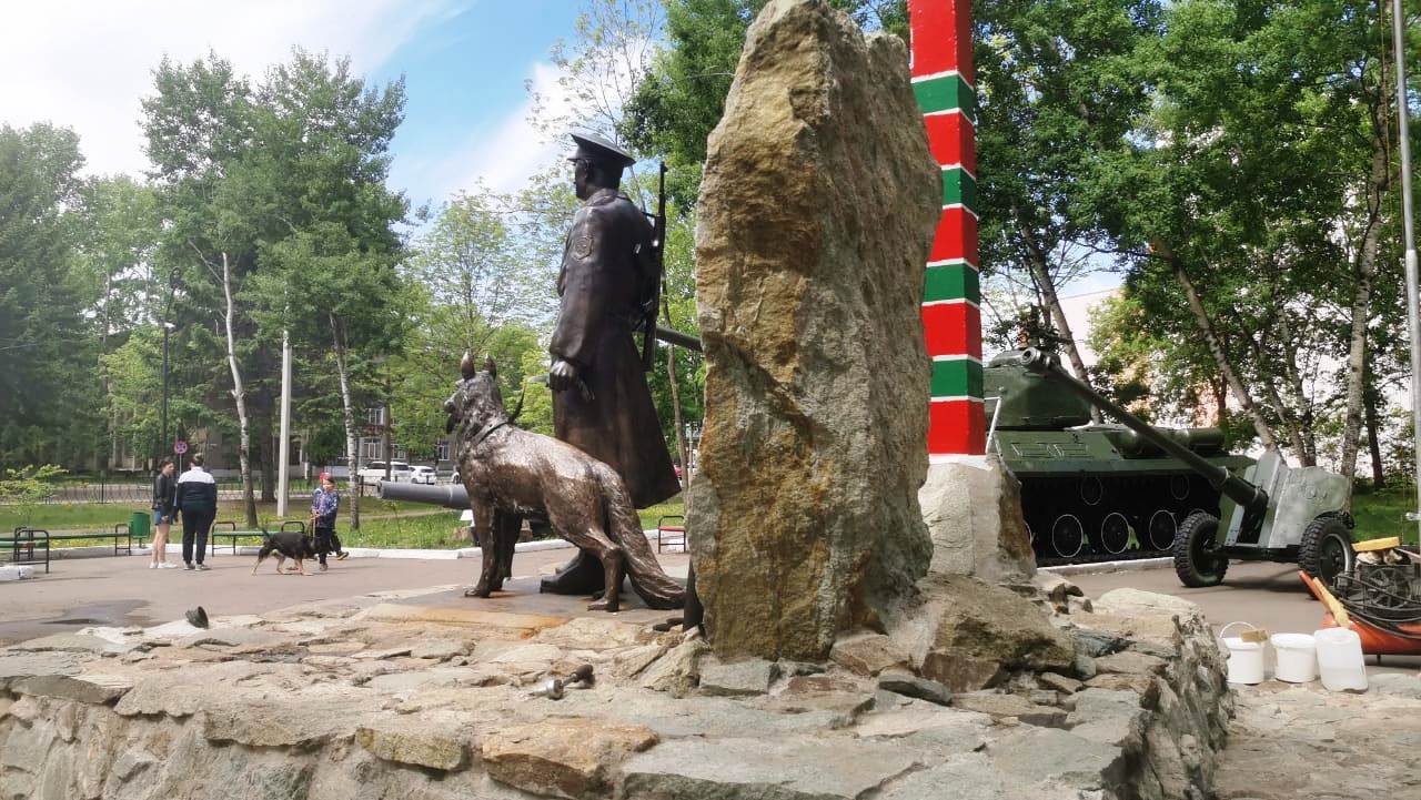 Сквер пограничников красноярск. Сквер пограничников Биробиджан. Сквер пограничников Тюмень. Памятник пограничникам в Биробиджане. Биробиджан сквер пограничников танк.