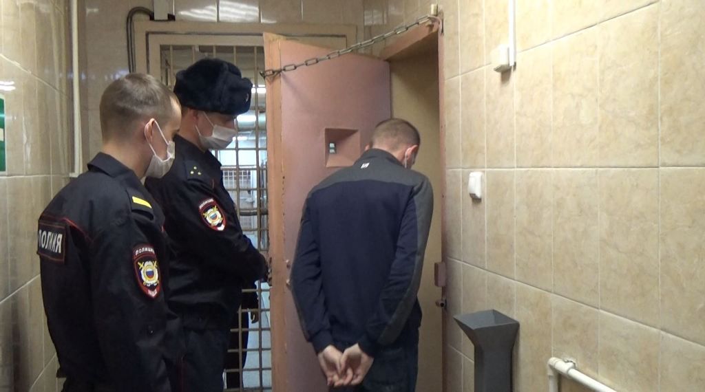 Обманом продавал квартиры пенсионеров псевдоюрист в Биробиджане - LIVE ...