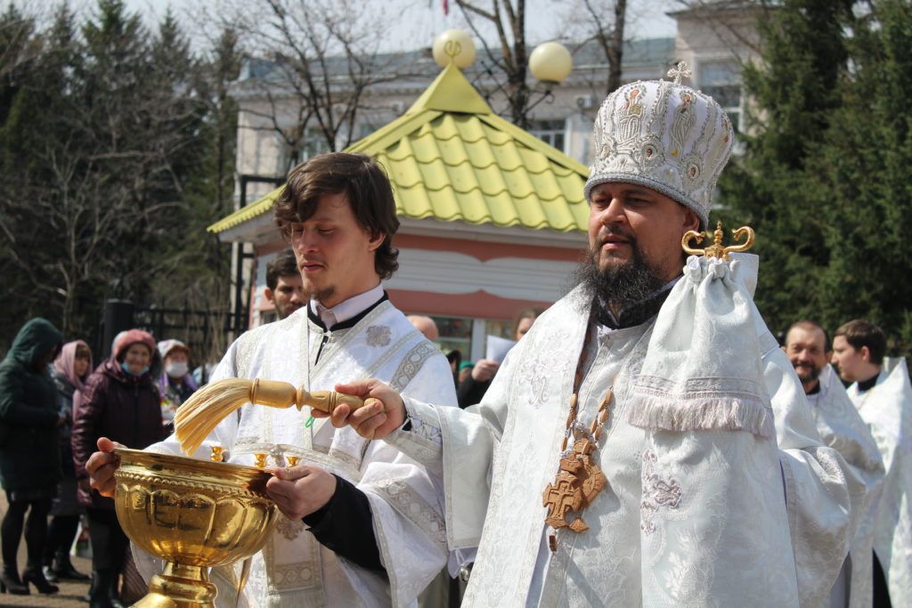 Освящение. Освящение Благовещенского собора. Освящение пасхальной снеди. Пасха в Благовещенском монастыре. Стол на Пасху возле церкви.