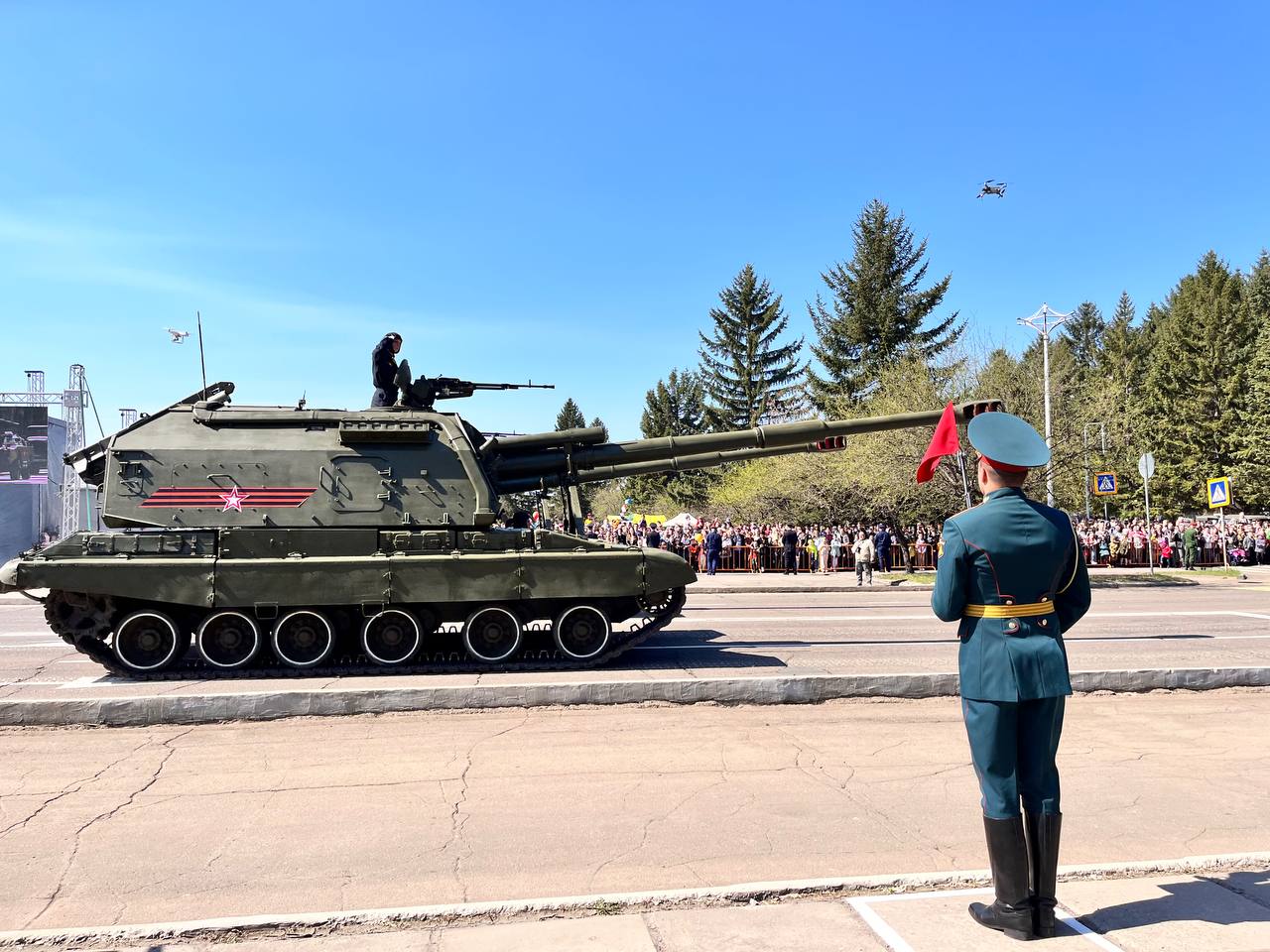 Механизированная колонна прошла по площади Ленина в Биробиджане - LIVE  Биробиджан - Новости ЕАО