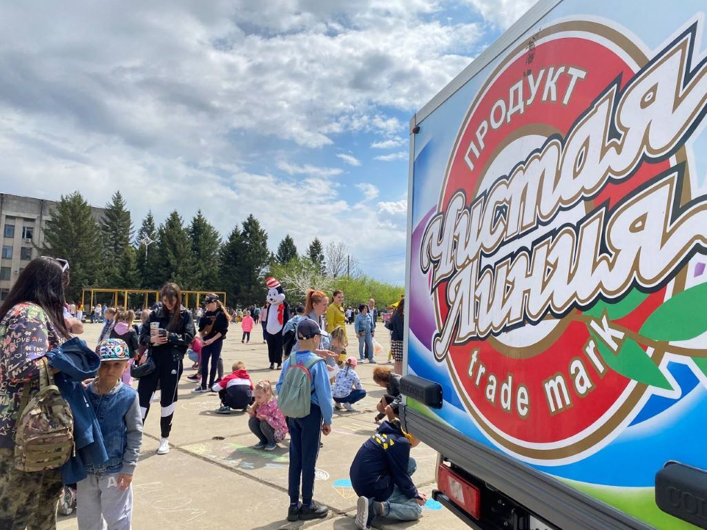 Бесплатное мороженое «Чистая линия» получают участники Экофестиваля в ...