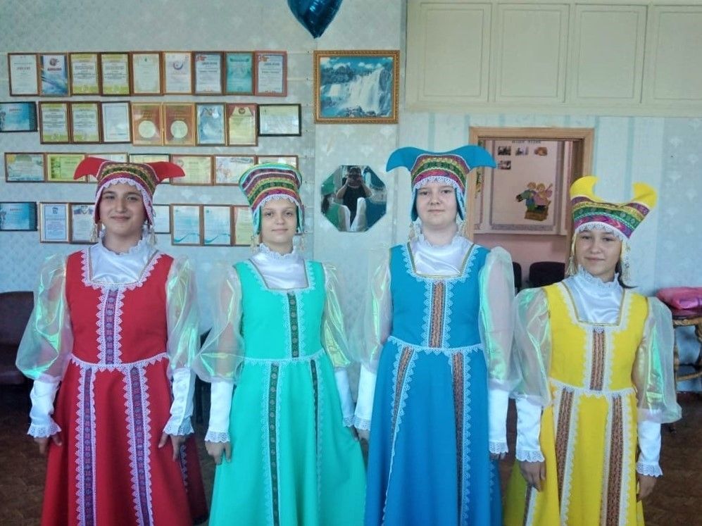 Подготовить костюмы. Сценические костюмы для вокальной группы. Костюмы Октябрьский. Вокальные коллективы молодежные. Вокальный ансамбль Тиксняночка