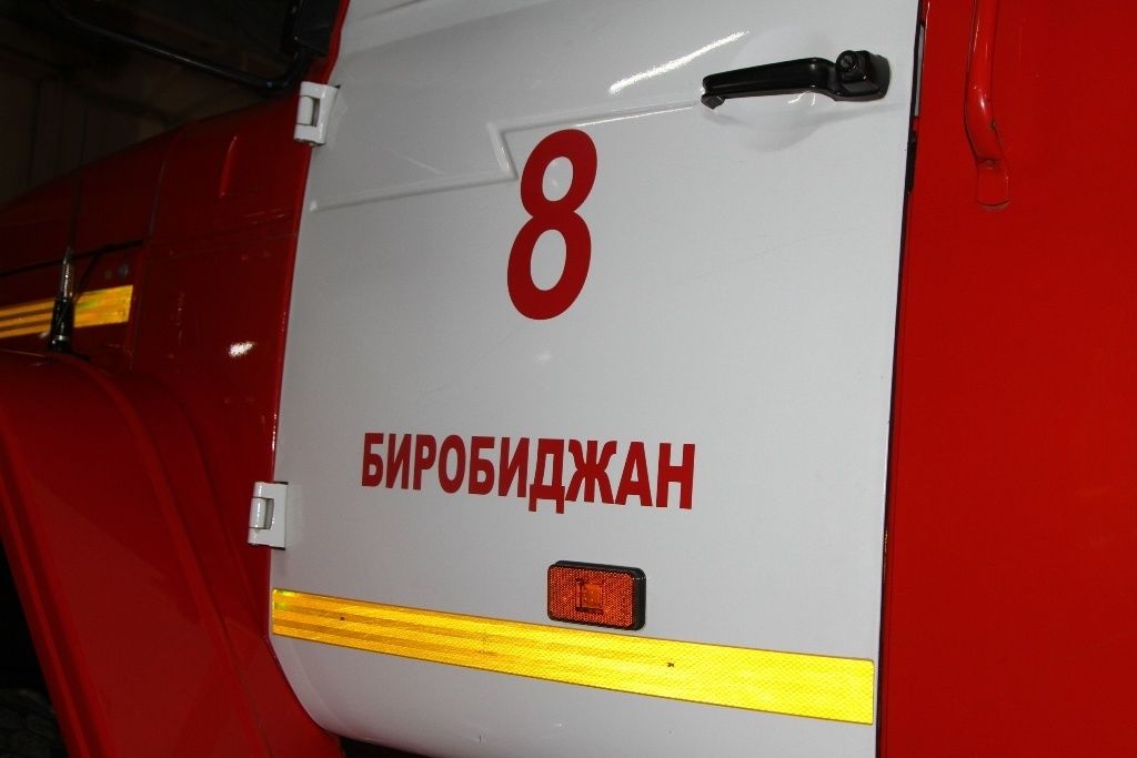 Курильщика вынесли из задымленной квартиры спасатели в Биробиджане ...