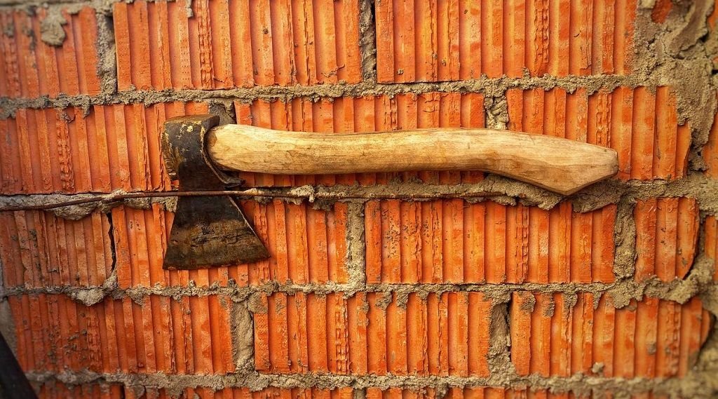 Зарубить топором соседа из-за замечания хотел невменяемый житель ...