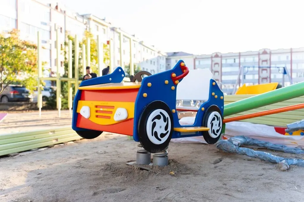 Новую детскую площадку установили в биробиджанском дворе по обращению ...