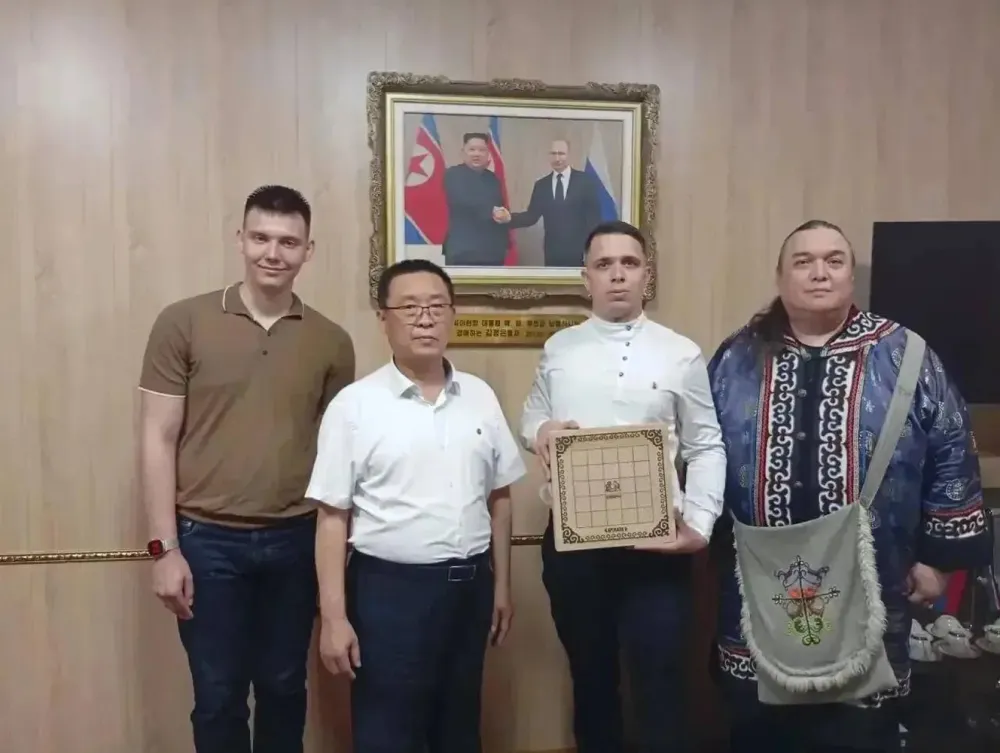 Нанайские шашки «Апокачи» подарили главе КНДР