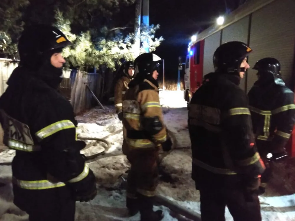 Опасный бой: пожарные отстояли от огня жилой дом в ЕАО