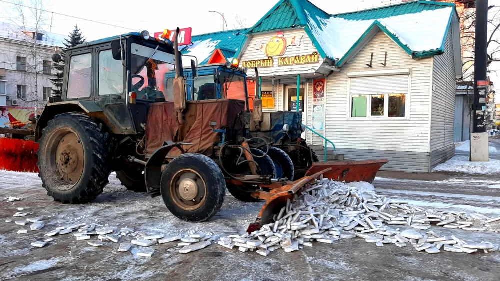 Убрать снег и гололед у магазинов призвал предпринимателей мэр Биробиджана