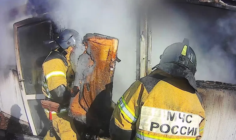 Пожары участились: дважды за сутки огнеборцы выезжали на тушение частных строений в Биробиджане