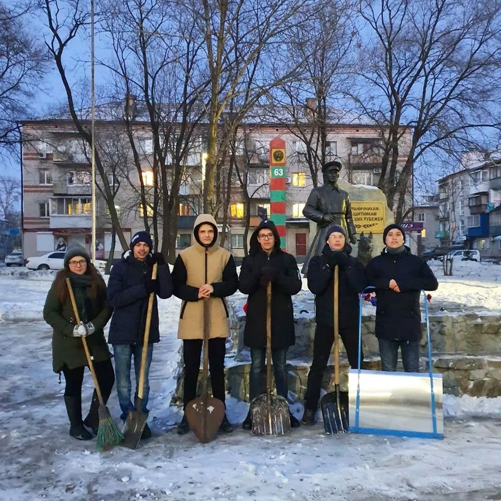 Сквер пограничников отчистили от снега молодогвардейцы Биробиджана