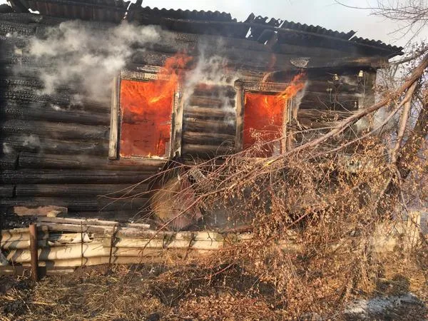 Заживо сгорел при пожаре в доме пожилой мужчина из ЕАО