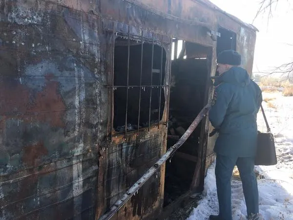 Горящую баню-вагончик вывезли с частного двора пожарные в ЕАО