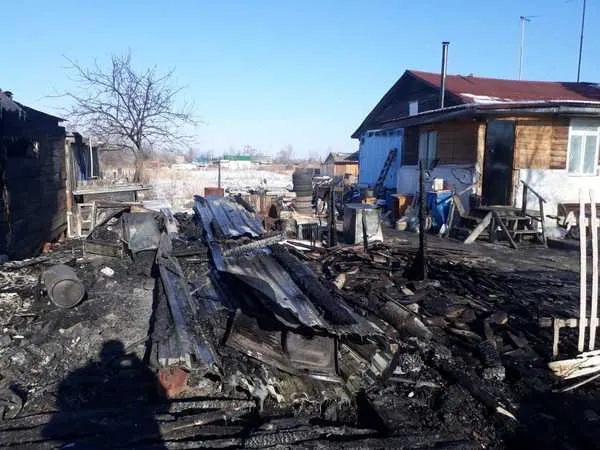 Остались лишь угли: уничтожен огнём гараж в ЕАО