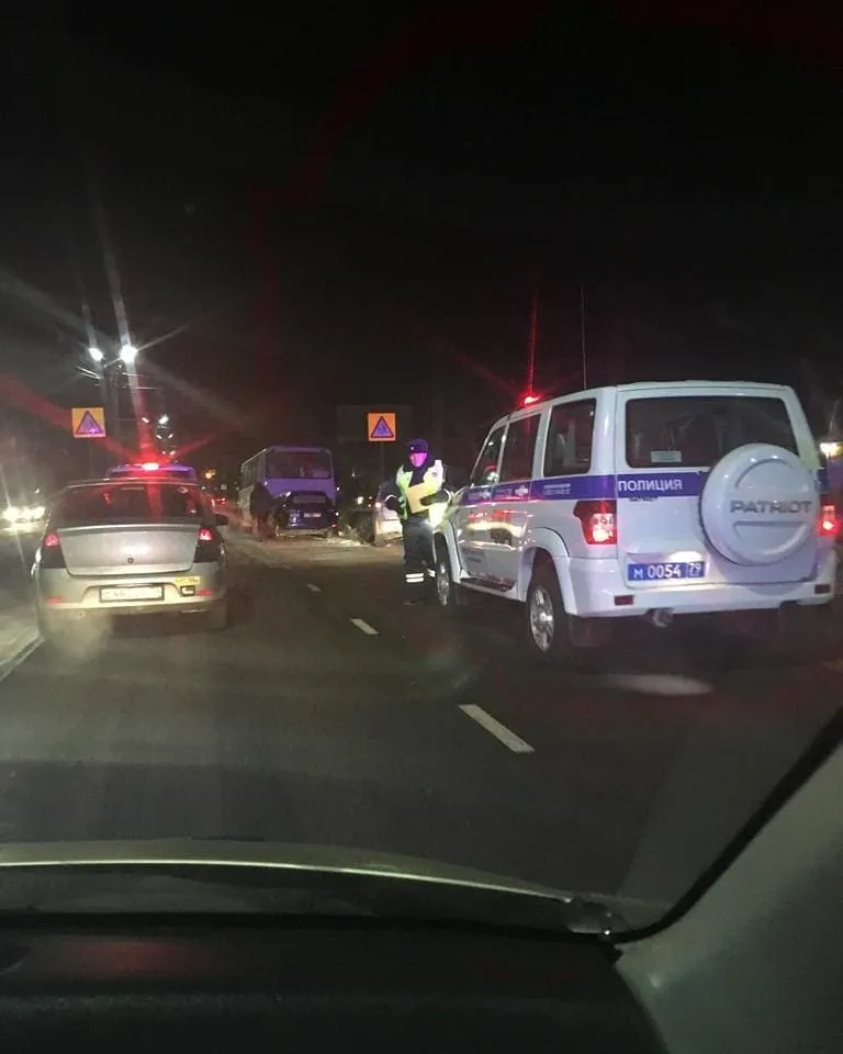 ВИДЕО: Таксист протаранил пассажирский автобус у 11 школы в Биробиджане