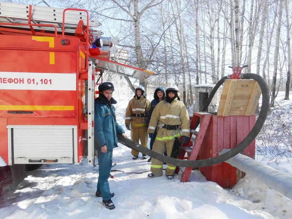 Из дымовой ловушки вывели двух студентов спасатели на учениях в ЕАО