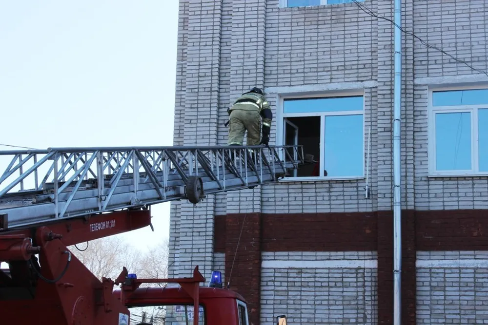 Спасался по автолестнице от «пожара»  росгвардеец в Биробиджане