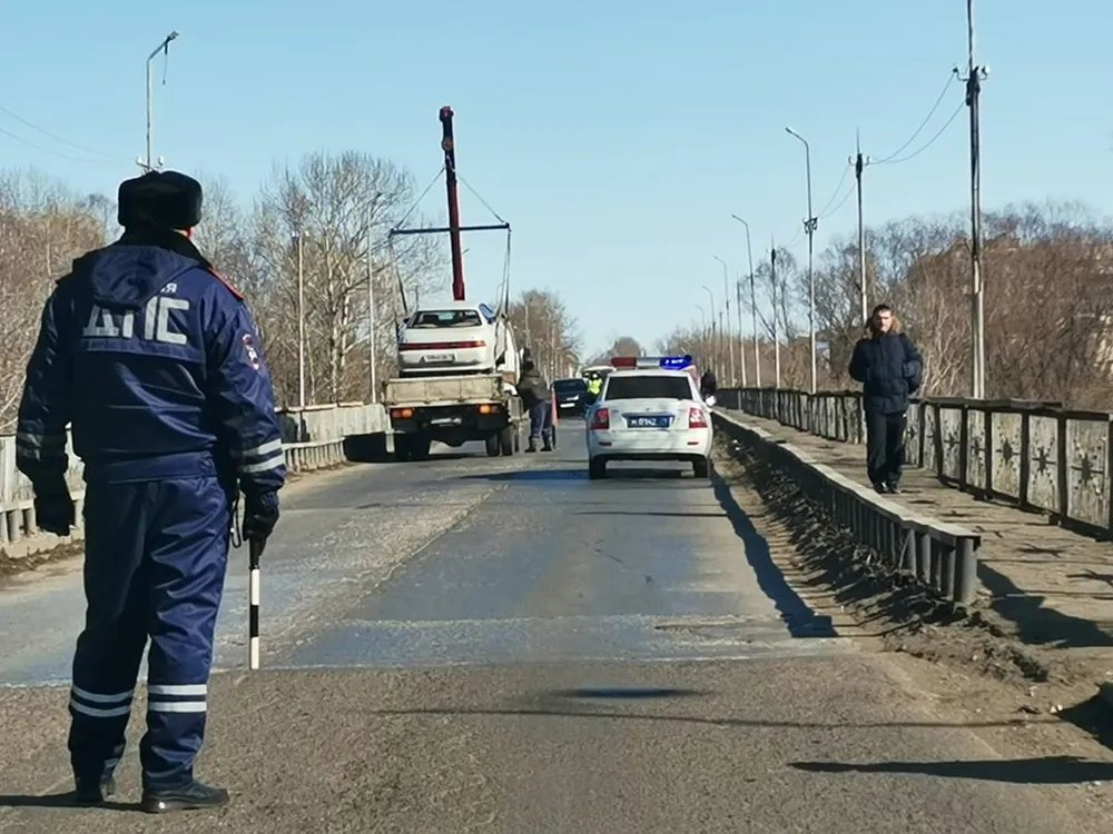 Инцидент на старом мосту в Биробиджане: водителю стало плохо, авто экстренно эвакуировали