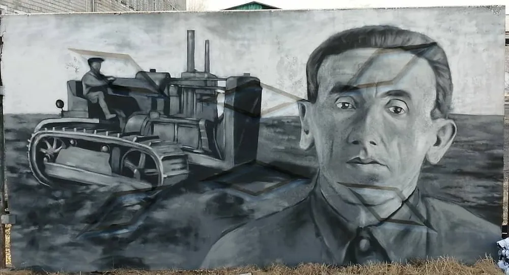 Портрет известного земляка нанесли на забор в с. Валдгейм ЕАО