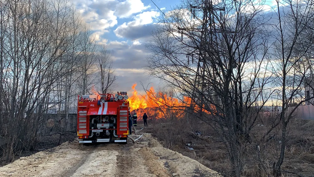 Более 15 часов тушили склад пиломатериалов в Биробиджане