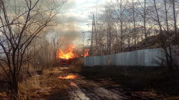 Жуткий пожар в Биробиджане: горит склад пиломатериалов