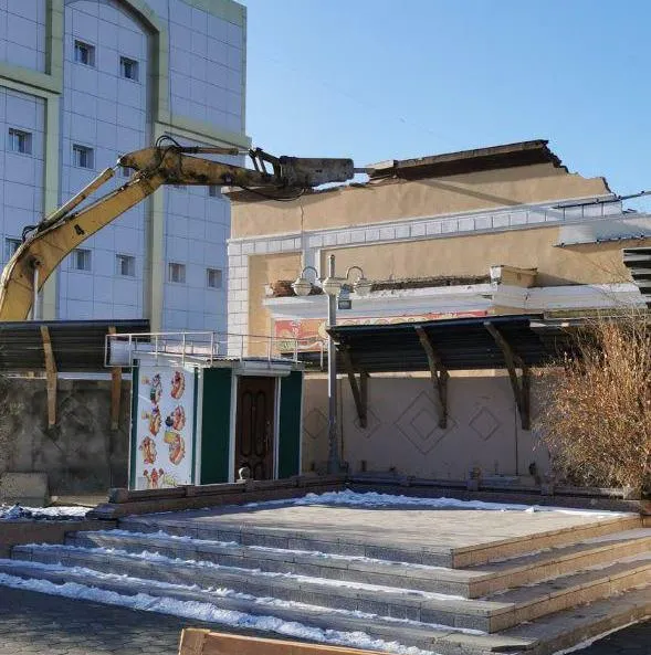 C утра сносят кафе «Какаду» на биробиджанском «Арбате»