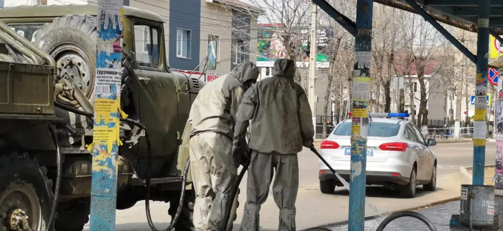 «Жавелевой водой» поливают остановки в Биробиджане
