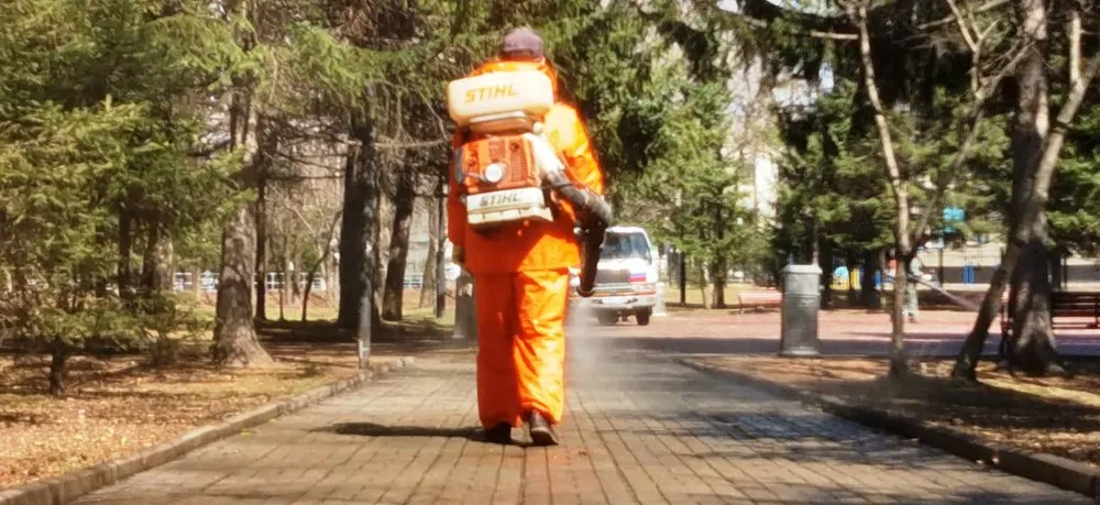 Вирусу не быть: дезинфицировать городское пространство продолжают в Биробиджане