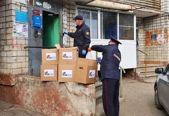 Продуктовые наборы жителям изолированных подъездов начали доставлять сегодня в ЕАО