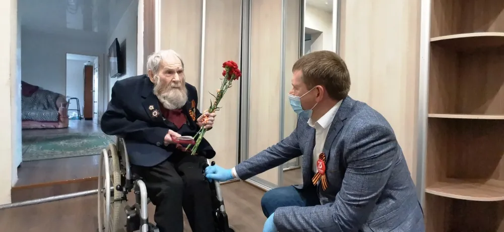 Кусты сирени высадили во дворах домов ветеранов в Биробиджане