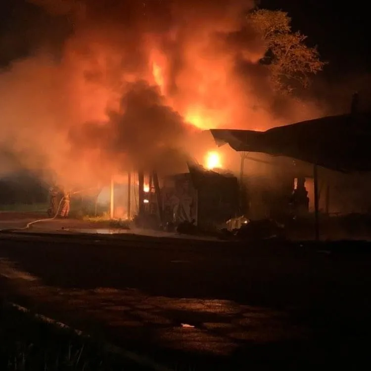 Ночью в Биробиджане загорелась шиномонтажка - в небо поднялся столб чёрного дыма