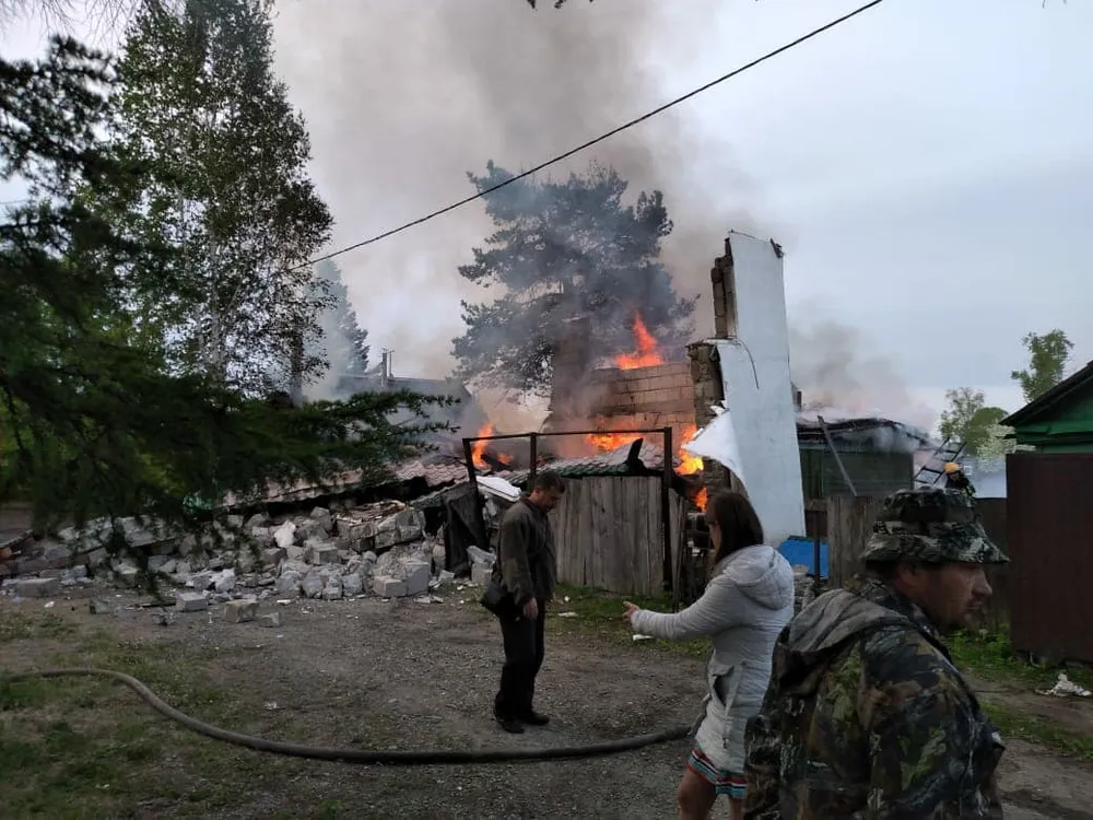 Под развалинами взорвавшегося дома в ЕАО могут быть люди