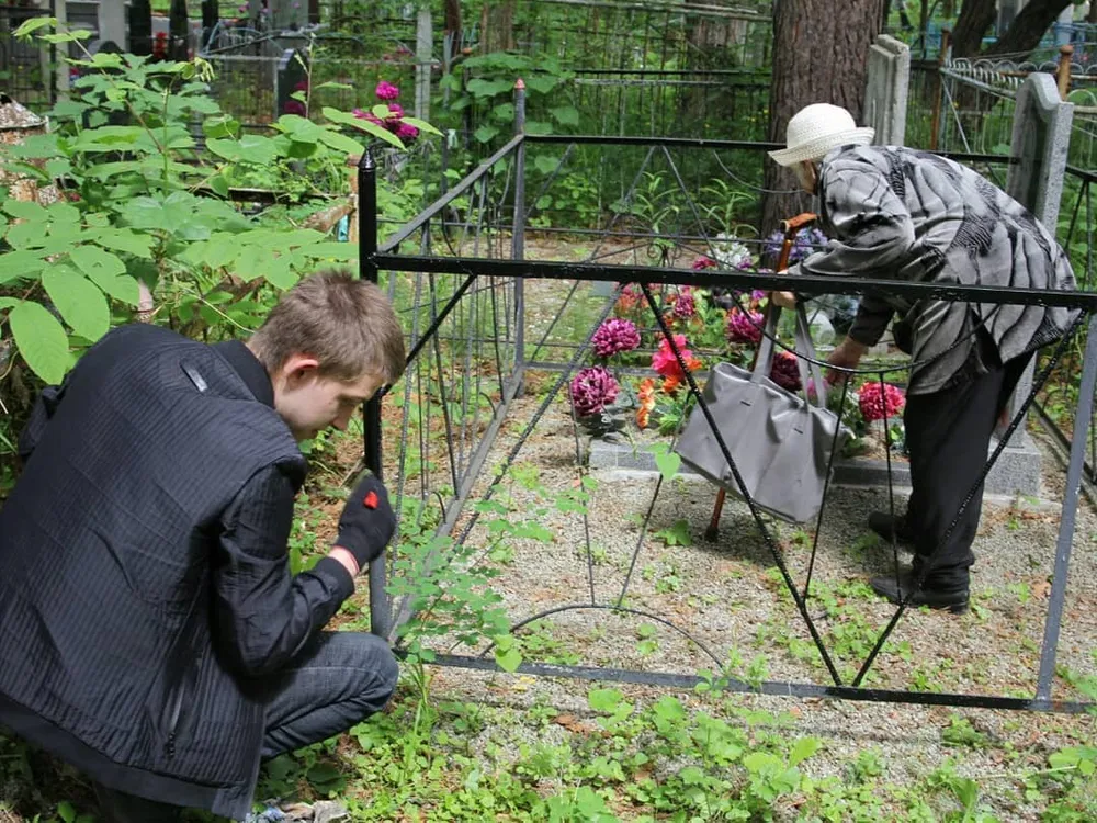 В ЕАО молодогвардейцы продолжают приводить в порядок могилы ветеранов ВОВ