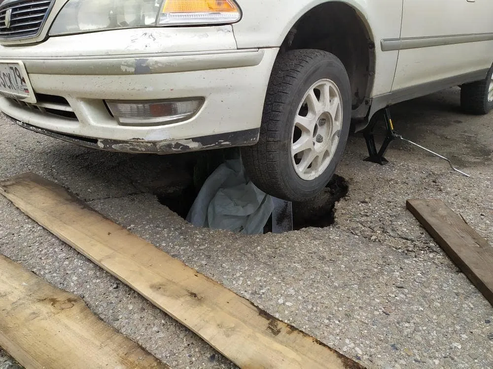 Провалился асфальт под машиной в центре Биробиджана