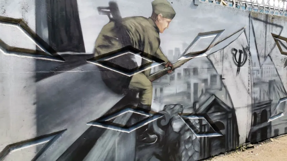 До конца недели завершат масштабное граффити к 75-летию Победы в Биробиджане