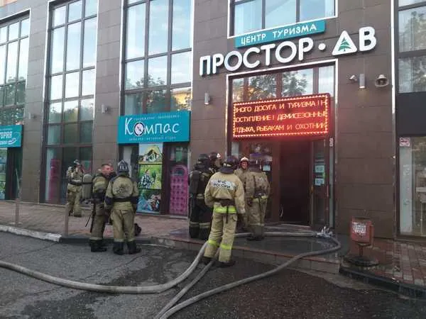 Появились фото пожара в бизнес-центре Биробиджана
