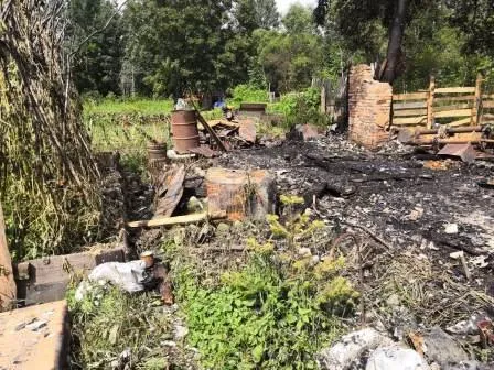 Полностью сгорел дом в Биробиджане из-за позднего вызова пожарных