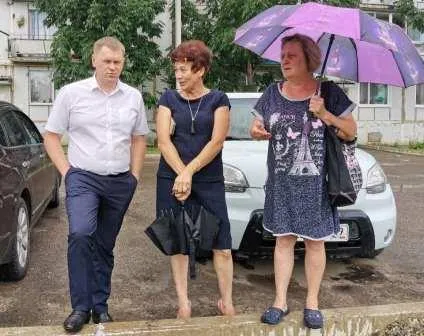 Взрослые мусорят на детской площадке в Биробиджане