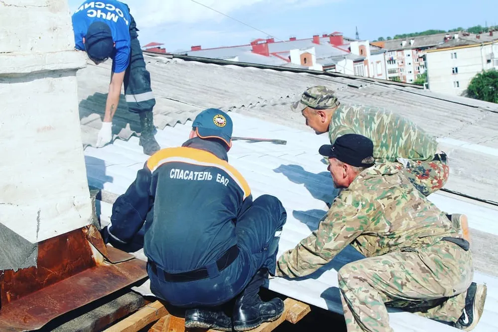 Последствия разбушевавшейся стихии в Биробиджане устраняют спасатели ЕАО