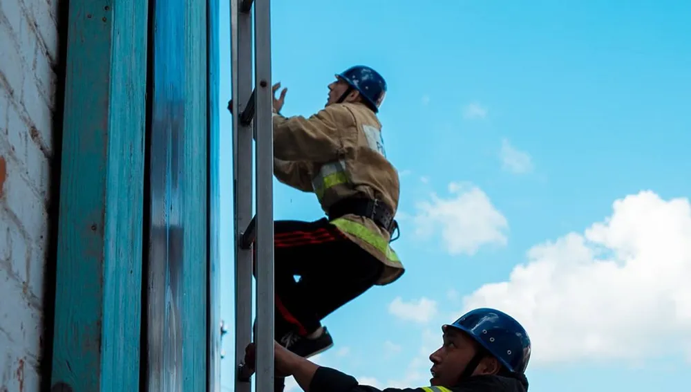 ВИДЕО: До окна 4 этажа пришлось карабкаться спасателям в ЕАО