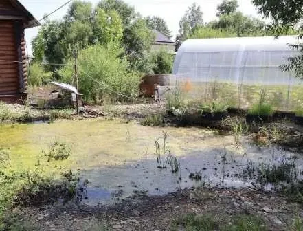 Спасаясь от воды, вручную отсыпали дорогу жители окраины Биробиджана