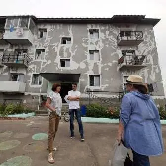 Переехали из ветхого аварийного жилья в аварийные новостройки жители Биробиджана