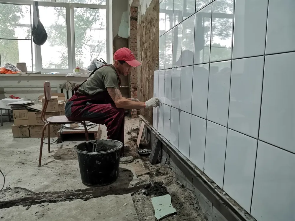 С утра до ночи в режиме нон-стоп ремонтируют пищеблоки в школах Биробиджана