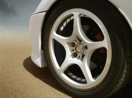 Спрятал в колесо автомобиля увесистый пакет с наркотиками житель ЕАО