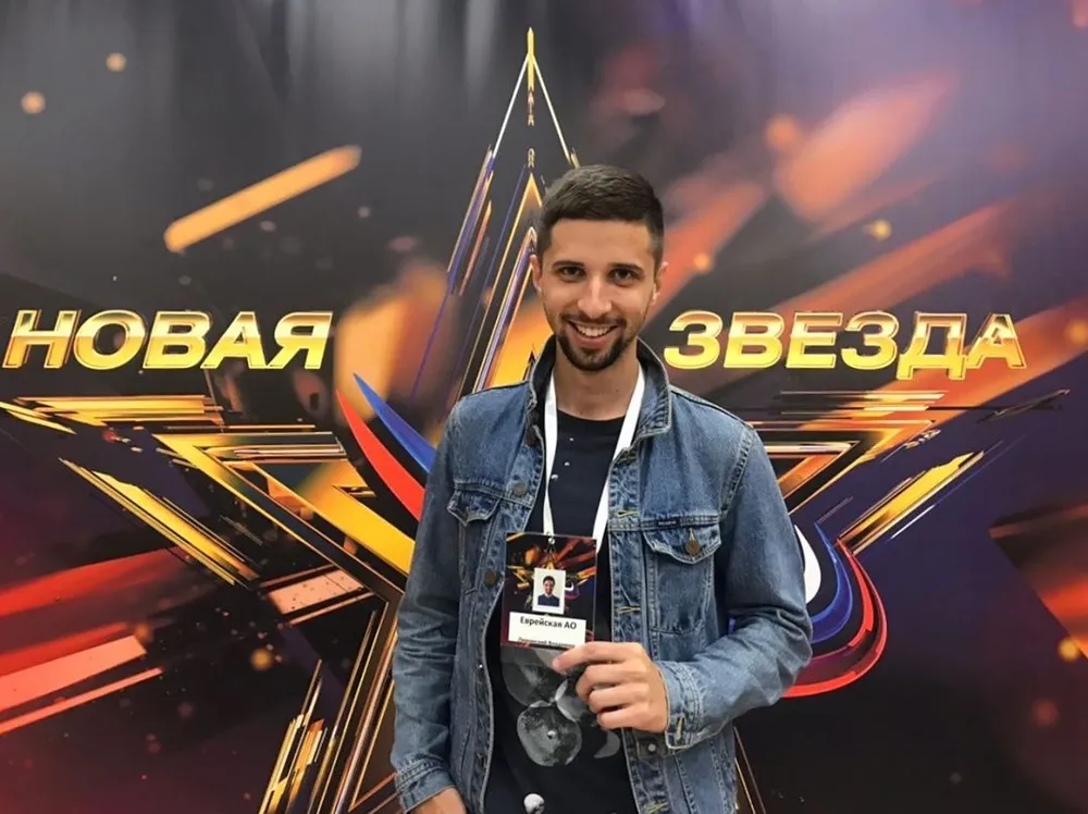 Покорять Москву прекрасным вокалом отправился шоумен из ЕАО