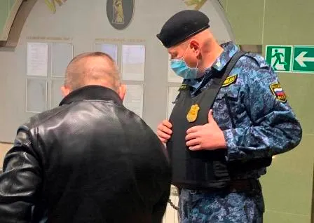 Попался прямо в руки к полицейским разыскиваемый гражданин в Биробиджане