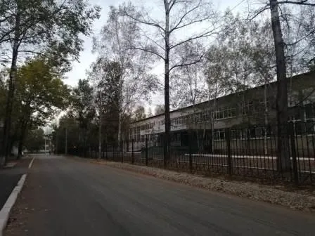 С комфортом по новому асфальту идут в учебные заведения педагоги и ученики в Биробиджане