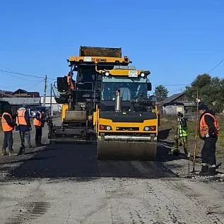Укладывают новое дорожное полотно на одной из улиц г.Облучье