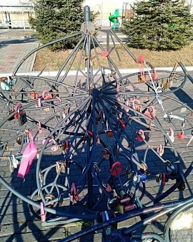 От рук вандалов пострадало популярное у молодоженов место в Биробиджане - ФОТО